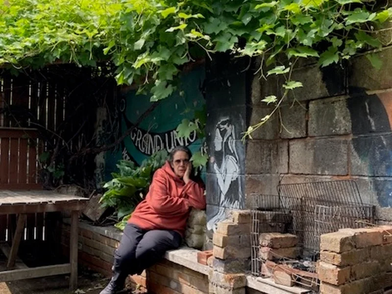 JULIA POSING FOR PAULINE IN YARD 